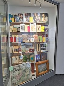 Schnappschuss auf unseren Ausstellungsraum in Wasserburg, Marienplatz 15 - Joseph Steutzger / Antiquariat & Kunsthandel