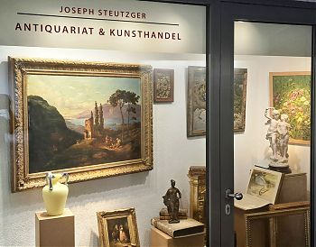 Blick in unser Ausstellungsfenster in Wasserburg am Inn, Marienplatz 15 (unter den Arkaden)